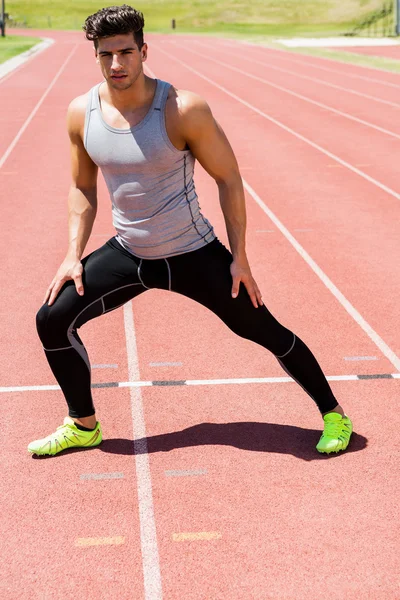 Atleta aquecendo na pista de corrida — Fotografia de Stock
