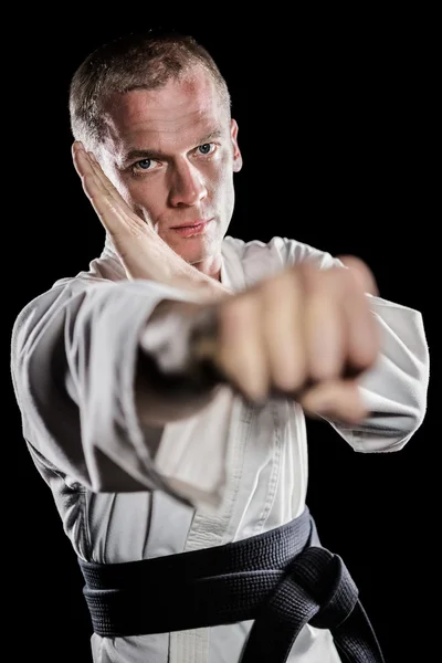 Lutador que executa postura de karatê — Fotografia de Stock