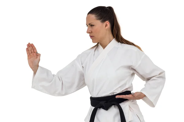 Vrouwelijke vechter presterende karate houding — Stockfoto