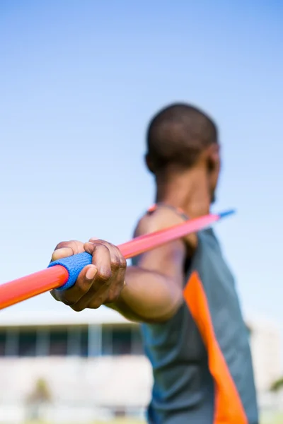 Sportivul pe cale să arunce o javelină — Fotografie, imagine de stoc