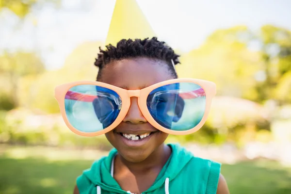 Büyük oyuncak gözlüklü çocuk — Stok fotoğraf