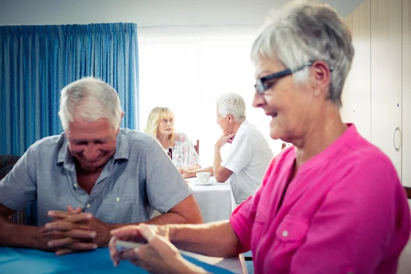 Groep senioren speelkaarten — Stockfoto