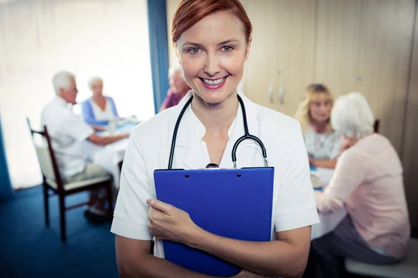 Krankenschwester mit Klemmbrett im Altersheim — Stockfoto