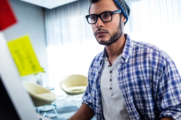 Hipster man arbetar — Stockfoto