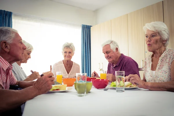 Gepensioneerden tijdens de lunch in pensioen huis — Stockfoto