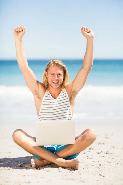 Man använder laptop på stranden — Stockfoto