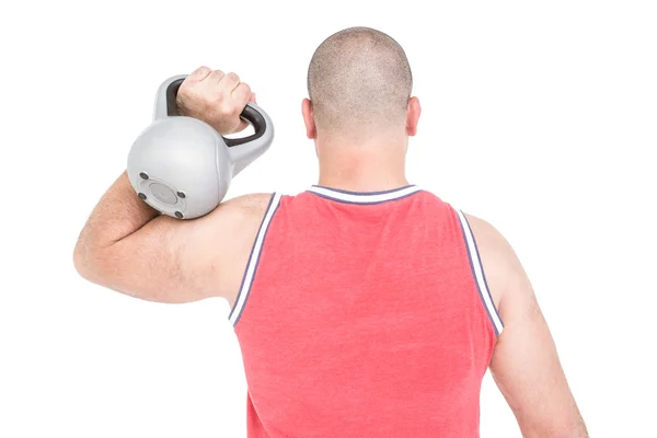 Fisiculturista levantando kettlebell pesado — Fotografia de Stock