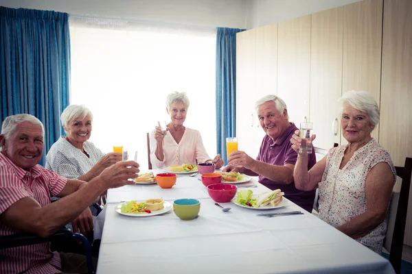 Пенсионеры за обедом в доме престарелых — стоковое фото