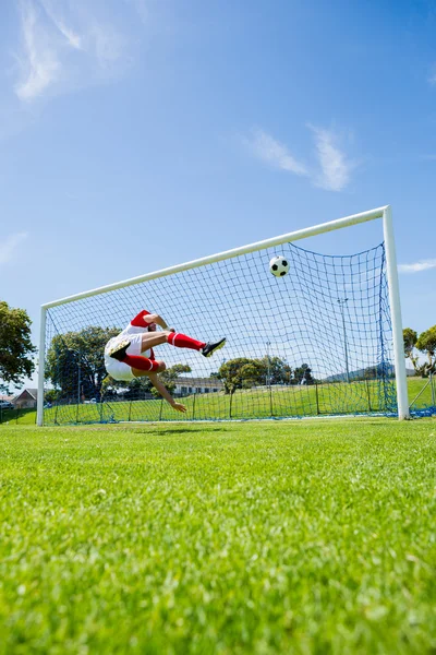 Jugador de fútbol anotando un gol — Foto de Stock