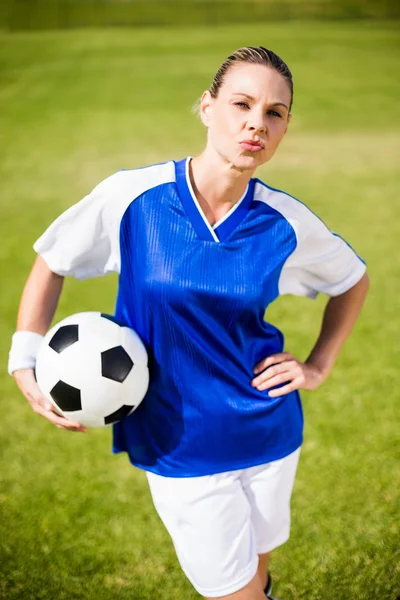 Fotbollsspelare står med boll — Stockfoto