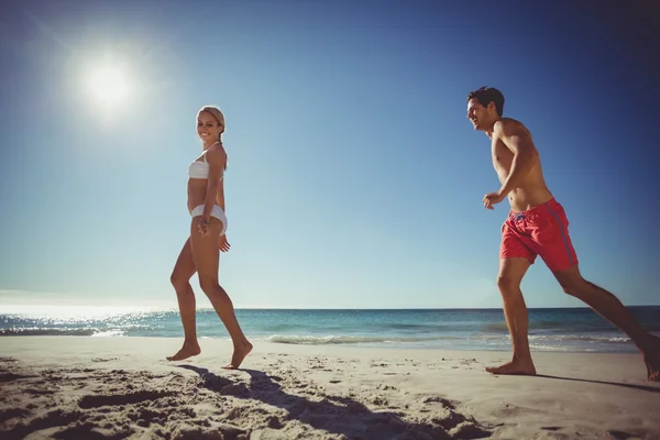 Couple running on beach — Stock Photo, Image