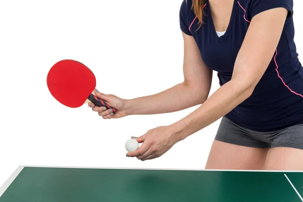 Atleta femenina jugando al tenis de mesa — Foto de Stock