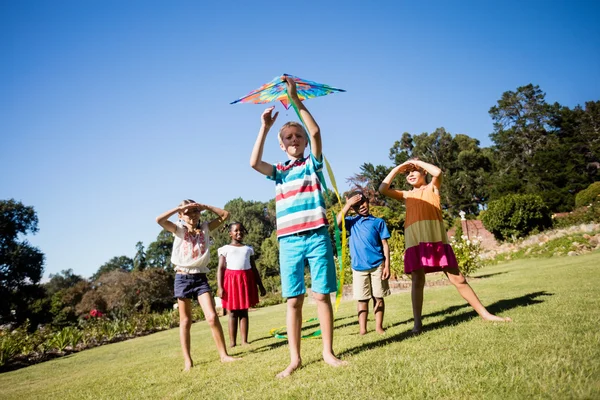 Kinder spielen zusammen — Stockfoto