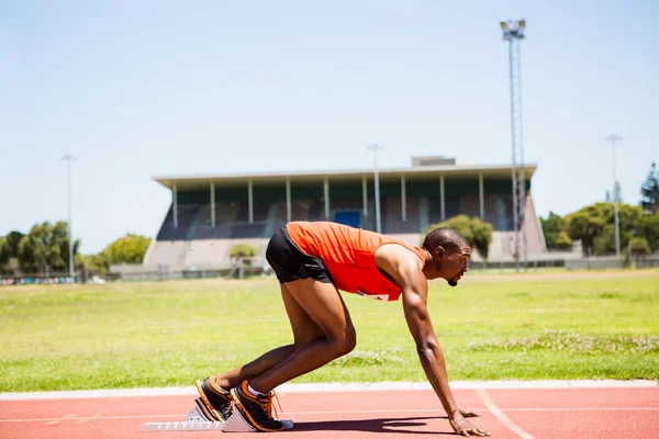 Atleet op startblok over te lopen — Stockfoto