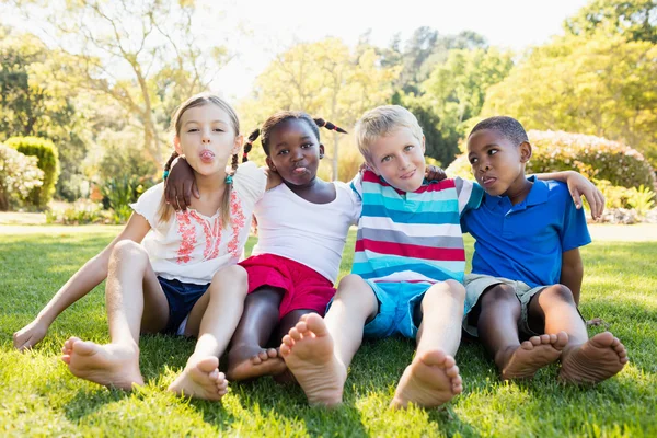 Los niños están sacando la lengua —  Fotos de Stock