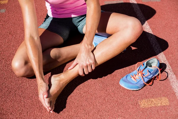 Atleta femenina con dolor en el pie — Foto de Stock