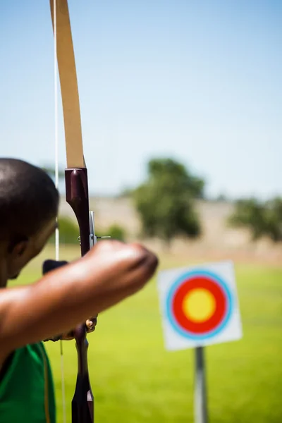 Atleta che pratica tiro con l'arco — Foto Stock