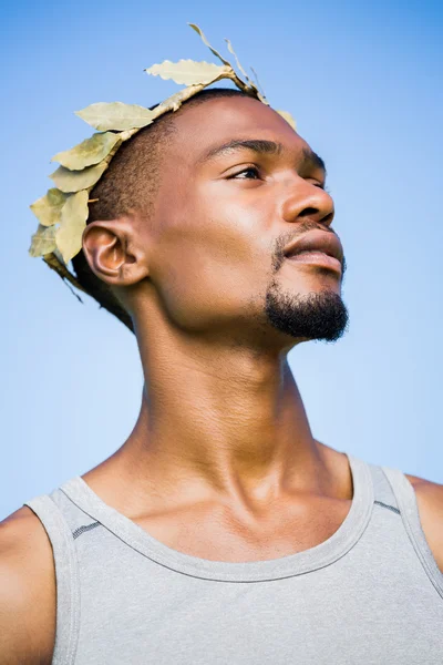 Atleta seguro usando corona de flores —  Fotos de Stock