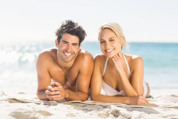 Jovem casal deitado na praia — Fotografia de Stock