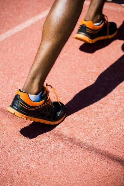 Pieds d'athlète en course sur piste — Photo