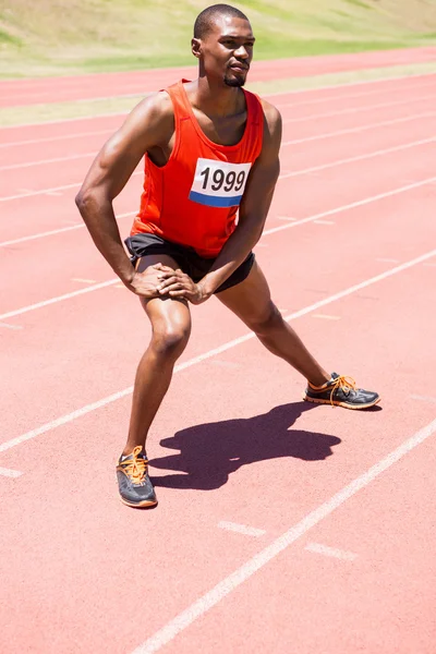 Atleta calentándose en pista de carreras — Foto de Stock