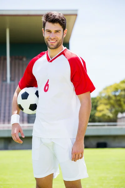 Joueur de football debout avec ballon — Photo