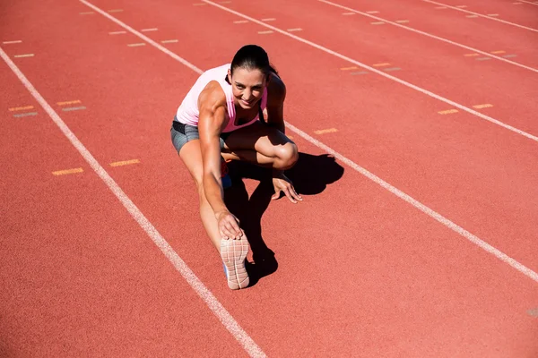 Atleta feminino alongamento isquiotibial — Fotografia de Stock