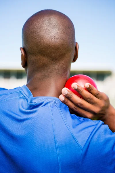 Sportiv pregătindu-se să arunce lovitură pune mingea — Fotografie, imagine de stoc