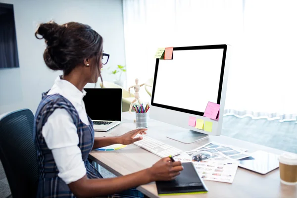 Empresária usando um computador — Fotografia de Stock