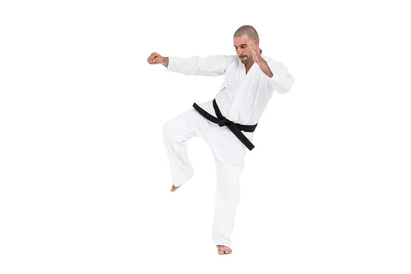 Combatiente realizando postura de karate — Foto de Stock