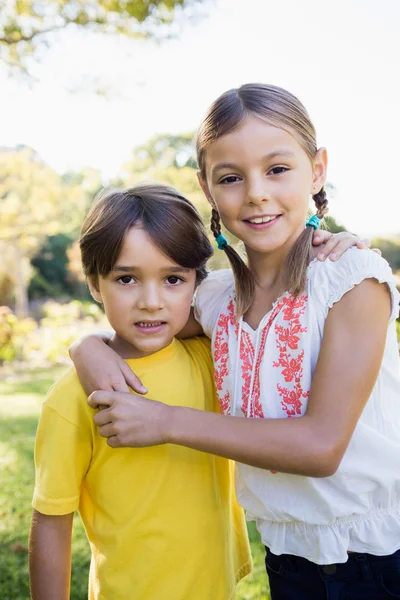 Brother and sister arm in arm — Stock Photo, Image