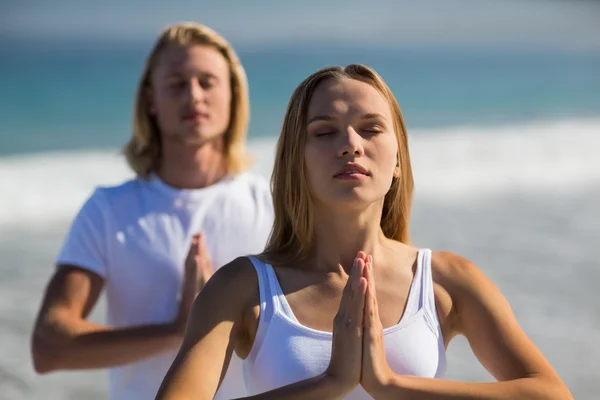 Hombre y mujer realizando yoga —  Fotos de Stock