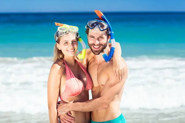 Casal abraçando uns aos outros na praia — Fotografia de Stock