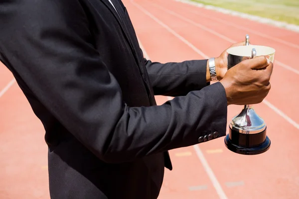 Affärsman anläggning vinnande trophy — Stockfoto