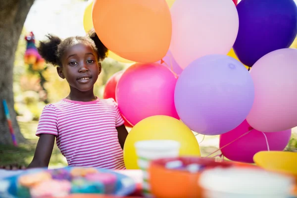 Menina posando ao lado de balões — Fotografia de Stock