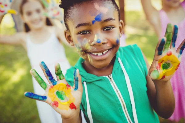 Menina mostrando suas mãos pintadas — Fotografia de Stock