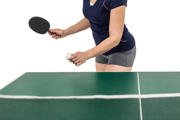 Atleta femenina jugando al tenis de mesa — Foto de Stock