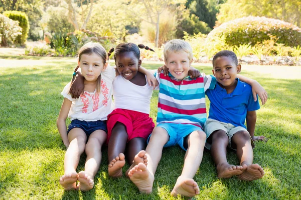 Kinderen poseren samen — Stockfoto