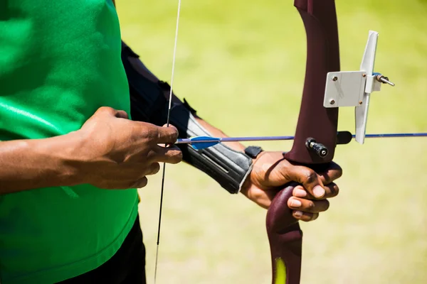 Atleta practicando tiro con arco — Foto de Stock