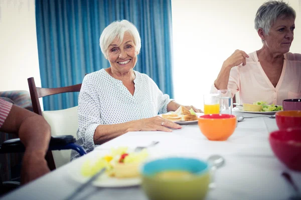Pensionärer på lunch i pension house — Stockfoto
