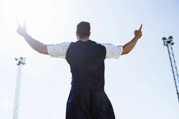 Voetballer die zich voordeed na overwinning — Stockfoto