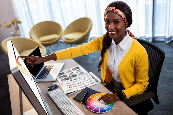 Businesswoman pointing at screen — Stock Photo, Image