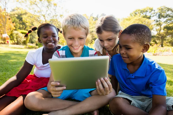 Niños usando tecnología durante el día soleado — Foto de Stock