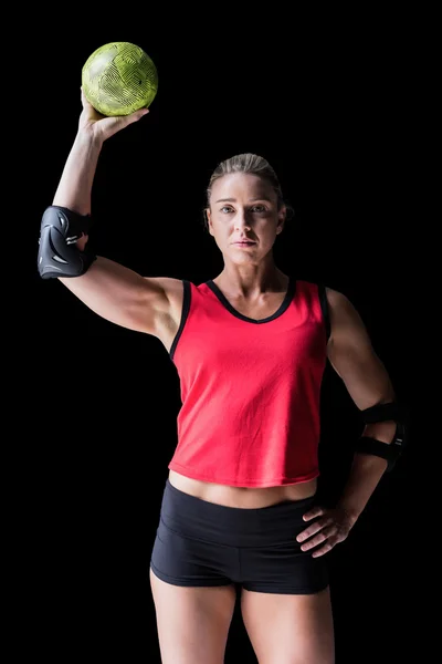 Kadın atlet holding hentbol — Stok fotoğraf