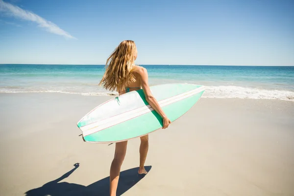 Frau läuft mit Surfbrett — Stockfoto