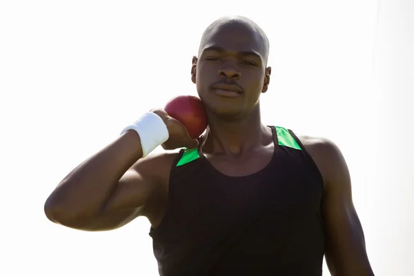 Hombre atleta preparándose para lanzar tiro poner pelota — Foto de Stock