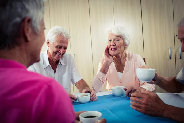 Seniorengruppe trinkt Kaffee — Stockfoto