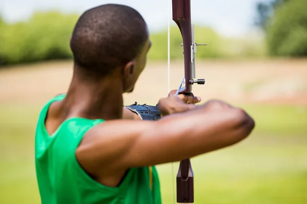 Спортсмен практикующий стрельбу из лука — стоковое фото