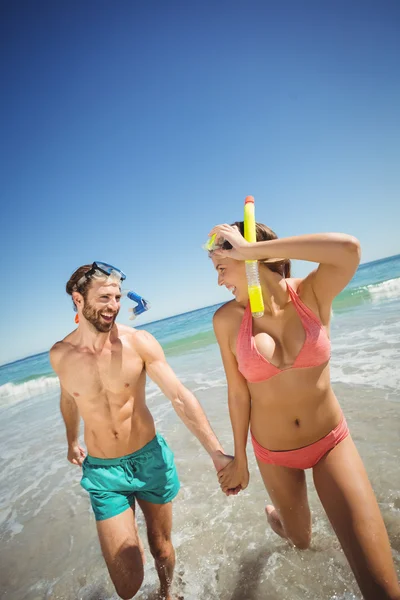 Paar lopen in water — Stockfoto