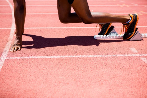 Athlet am Startblock vor dem Start — Stockfoto